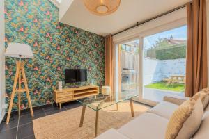 3 bedroom house with garden, near tram