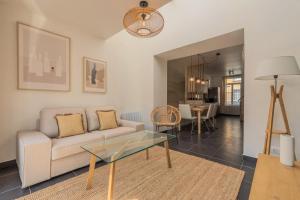 3 bedroom house with garden, near tram