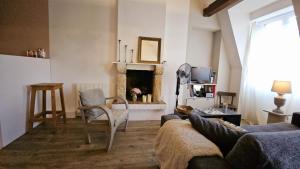 Bâtiment historique le long du canal du Thiou - Historic building along Thiou Canal