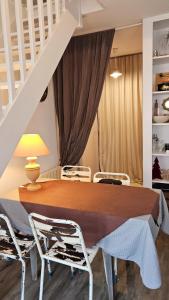 Appartements Au calme en vieille ville - Proche lac - Ambiance esprit brocante : photos des chambres