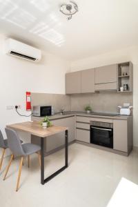 Sunlit Stylish Penthouse with Hot Tub - Close to Sliema Promenade, St Julians & St Georges Bay