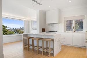 3BR Entire Lvl Penthouse with Views Darling Point