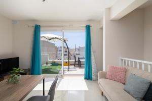 Sunlit Stylish Penthouse with Hot Tub - Close to Sliema Promenade, St Julians & St Georges Bay