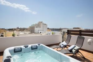 Sunlit Stylish Penthouse with Hot Tub - Close to Sliema Promenade, St Julians & St Georges Bay