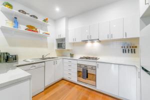 Tranquil 2-Bed Retreat with Parking in Surry Hills