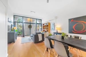 Tranquil 2-Bed Retreat with Parking in Surry Hills