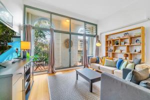 Tranquil 2-Bed Retreat with Parking in Surry Hills