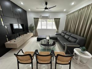 Landed House Gelugor 5BR 3B-20pax by 3C