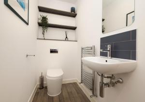 Argyl - Central Old Town Mews Home with Parking