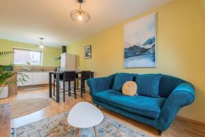 2 bedroom apartment near metro & shops