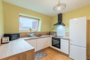 2 bedroom apartment near metro & shops