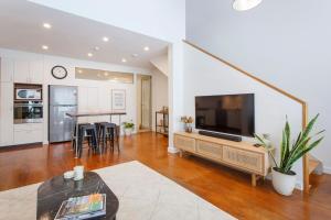 The Tannery Loft Walk To Beach & Cafes