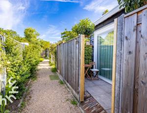 Luxe Tinyhouse Domburg, midden in het centrum en toch rustig gelegen