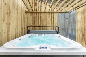 Killorglin Irish Pub With Hot Tub That Sleeps 19