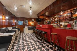 Killorglin Irish Pub With Hot Tub That Sleeps 19