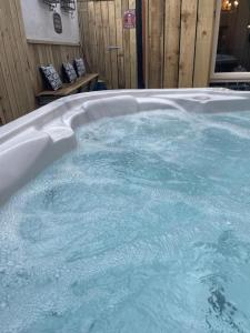 Killorglin Irish Pub With Hot Tub That Sleeps 19