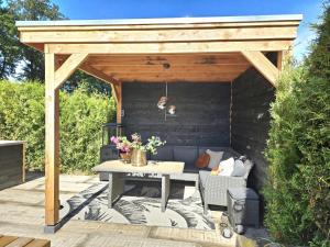 Holiday house with private SAUNA and HOTTUB on park de Ijsvogel with swimming pools and children entertaiment AIRCO