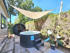 Holiday house with private SAUNA and HOTTUB on park de Ijsvogel with swimming pools and children entertaiment AIRCO