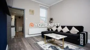 Modern Interior Spacious Four Bedroom Apartment - Westoe