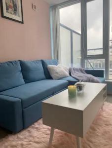 Bright 1BR w Large Terrace - Entertainment District
