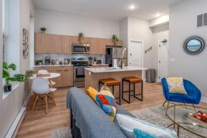 Central Over-the-Rhine, 3 Lux Queen Beds, Steps to TQL, Findlay Market & Light Rail, Fast Wifi, Sleeps 7ppl