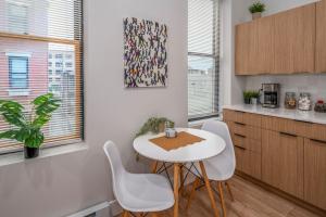 Central Over-the-Rhine, 3 Lux Queen Beds, Steps to TQL, Findlay Market & Light Rail, Fast Wifi, Sleeps 7ppl