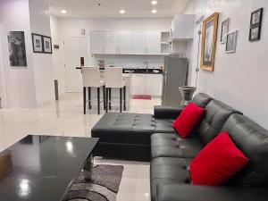 Sheryll Escapes - Kandi Palace Grand 2 BR! Housekeeping, Internet!