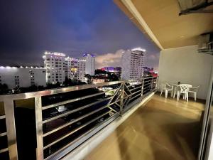 Sheryll Escapes - Kandi Palace Grand 2 BR! Housekeeping, Internet!