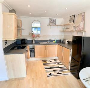 Modern 2 bed 2 bath opp tube station