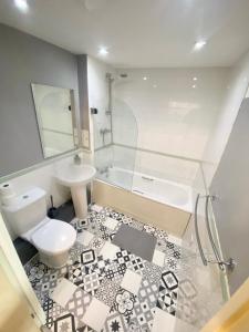 Modern 2 bed 2 bath opp tube station