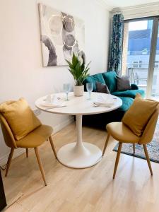 Modern 2 bed 2 bath opp tube station