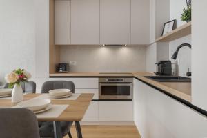 Urban Suite- Luxe 2BR with Balcony and Parking