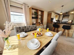 2 Lakeside, Luxury lodge with private garden & parking