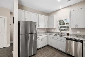 Modern 8BR 8BA Condo w Garage and Patio