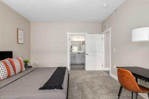 Modern 8BR 8BA Condo w Garage and Patio