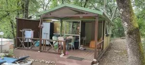 Chalet dans Camping 3 étoiles à Vogüé - 沃格于埃