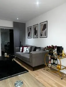 FEMALE ONLY Spare room with Gym & Spa Access - Colindale