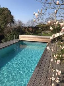 Aussichtszimmer mit modernem Glasbad und Balkon - Weitersburg