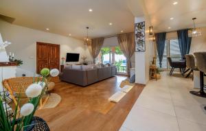 Cozy Home In Klis With Wifi