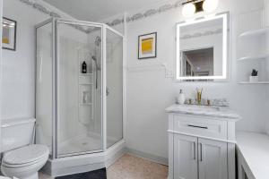 5BR 3BA Family Retreat 2 Blocks from Beach