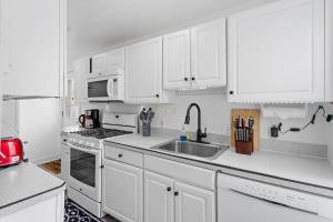 5BR 3BA Family Retreat 2 Blocks from Beach