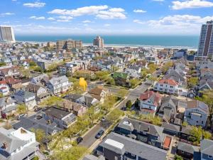 5BR 3BA Family Retreat 2 Blocks from Beach