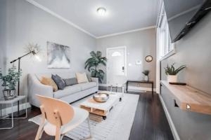 Chic 1BR Retreat with Sofa Bed, Free Parking