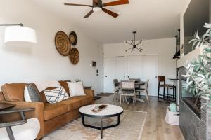 New Modern Charm - Hot Tub - Deck Views! - Fraser