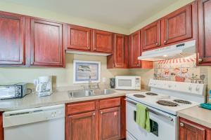 Gulf Shores Gem Walk to Beach, 8 Mi to The Wharf!