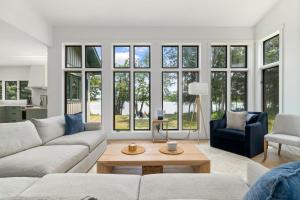 Private waterfront nature escape