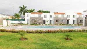 Modern Pool Side, 3 Bdrm House with parking - Las Juntas