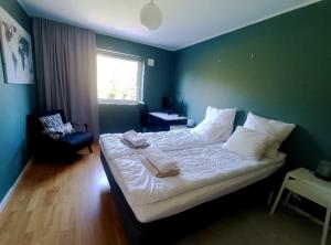 Modern, private & fully equipped for 3 & 2 children, near forest, with kitchen washer, pets friendly