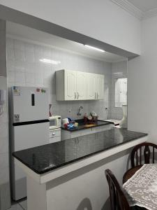 Ap Canto do Forte com Wi-Fi, TV e varanda