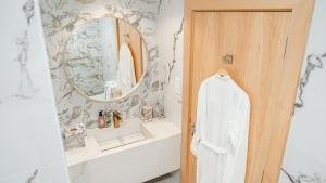 2BDR Luxury Apartment in Palm